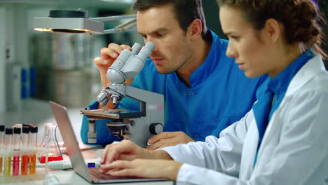 Lab-doctor-teamwork-in-lab.-Medical-team-doing-microscope-research